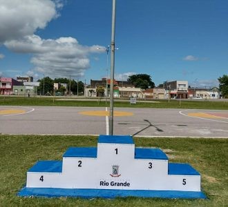 Praça Saraiva passa a contar com novo pódio