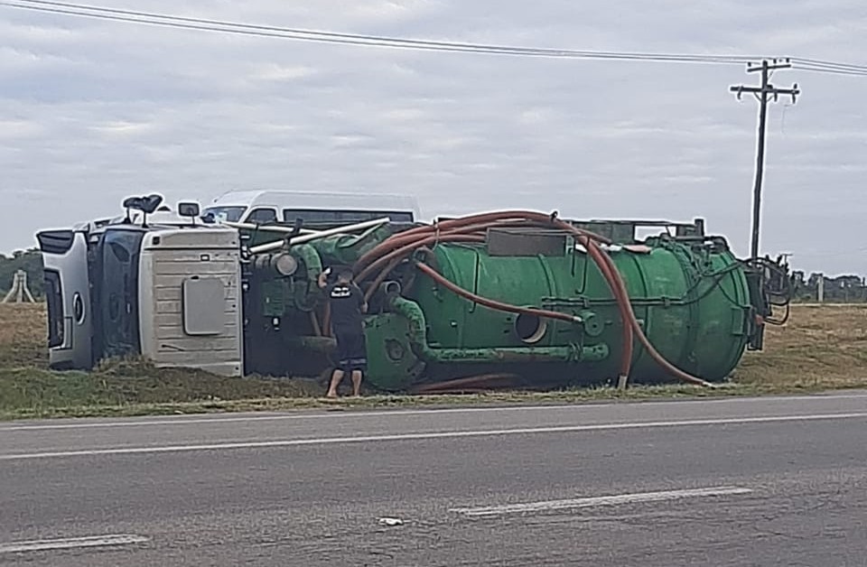 Caminhão de resíduos tomba na BR-392 em Rio Grande 