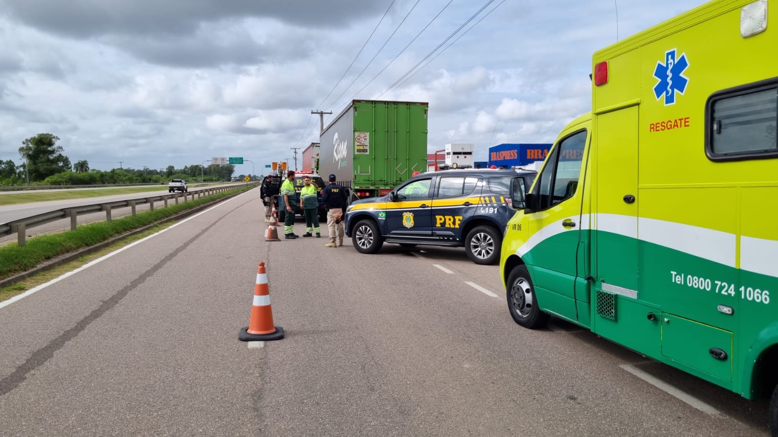 Ciclista de 39 anos morre após colidir em caminhão na BR-116, em Pelotas