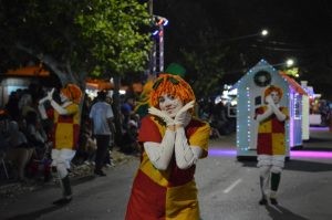 Último desfile "Luzes de Natal" acontece nesta segunda-feira (26)