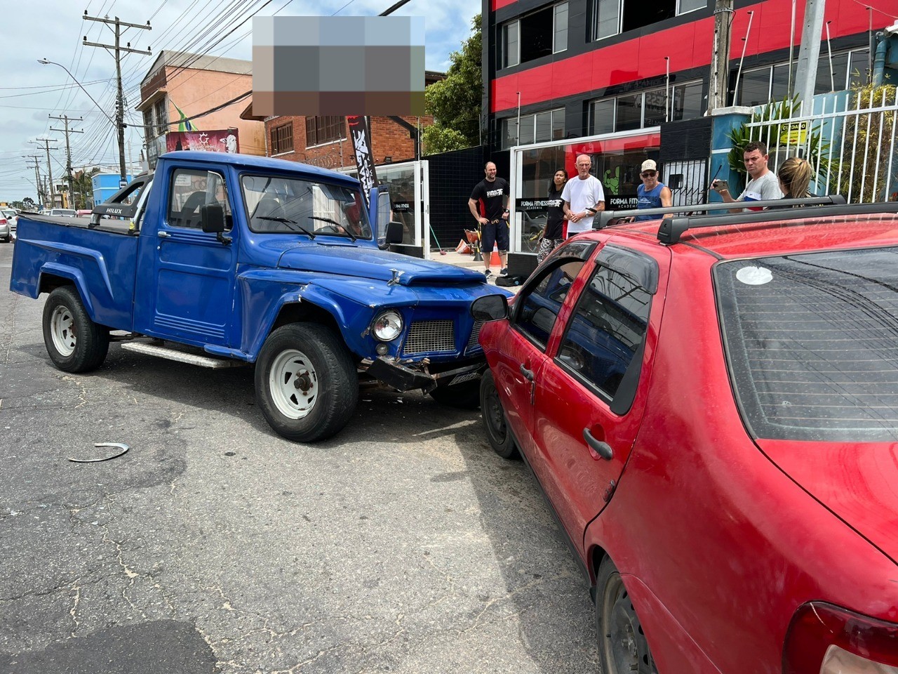 Acidente: Jeep atinge dois veículos na Junção, em Rio Grande