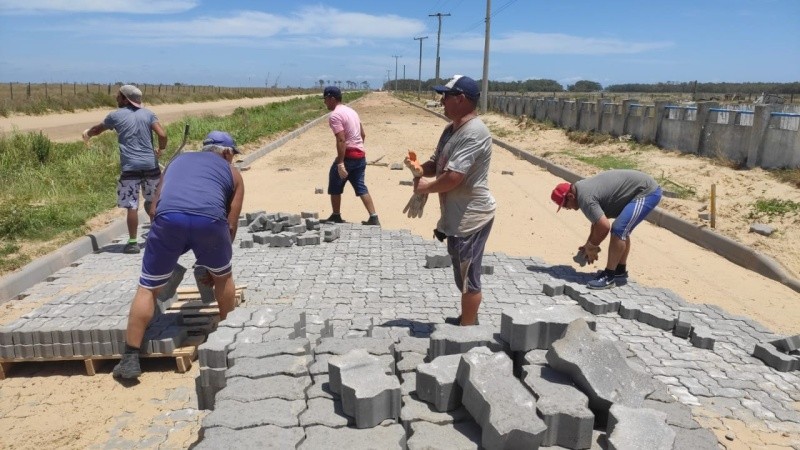 Pavimentação do acesso à Praia do Mar Grosso entra em reta final para conclusão