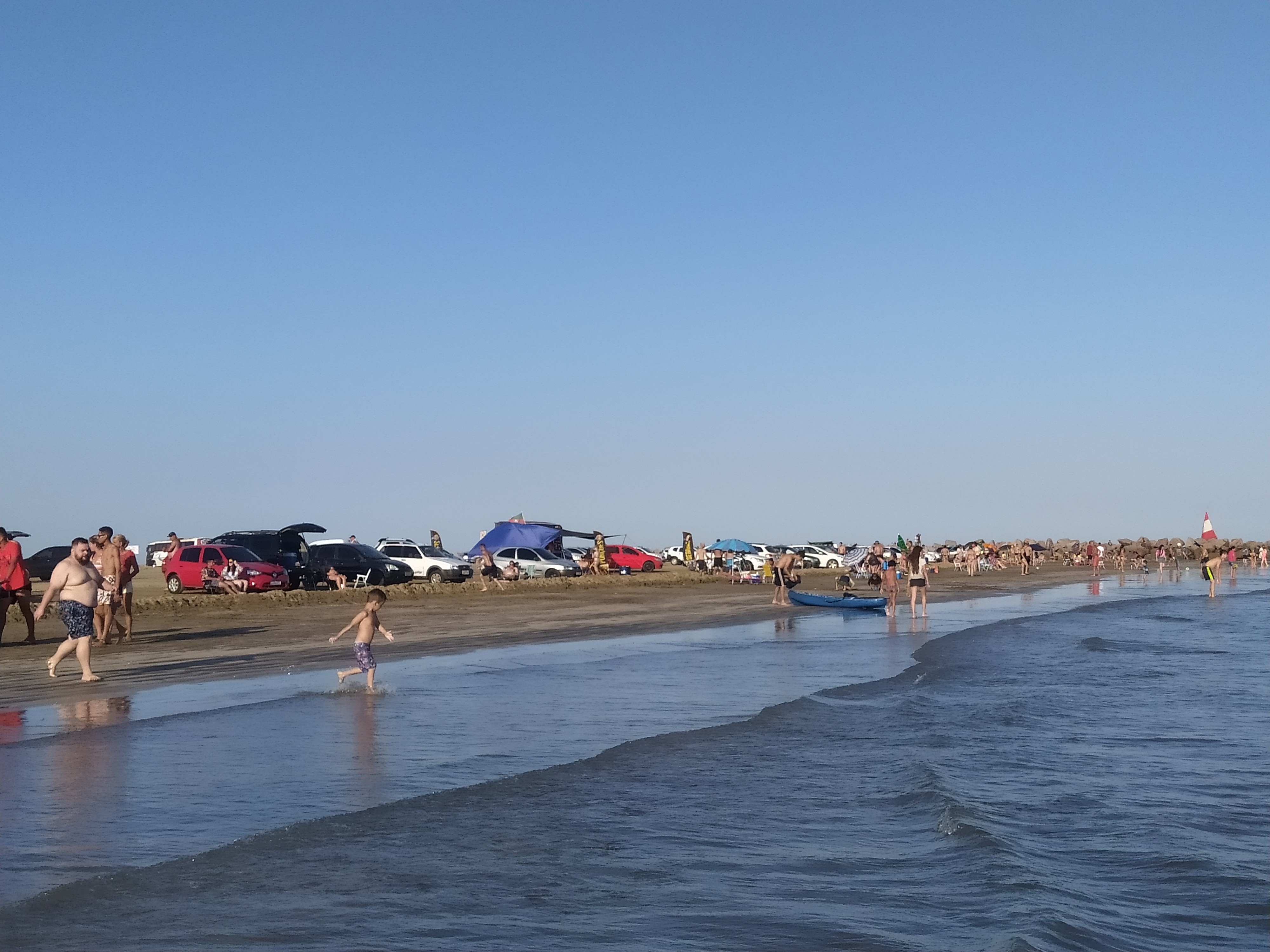 Milhares de pessoas curtiram o dia na Praia do Cassino