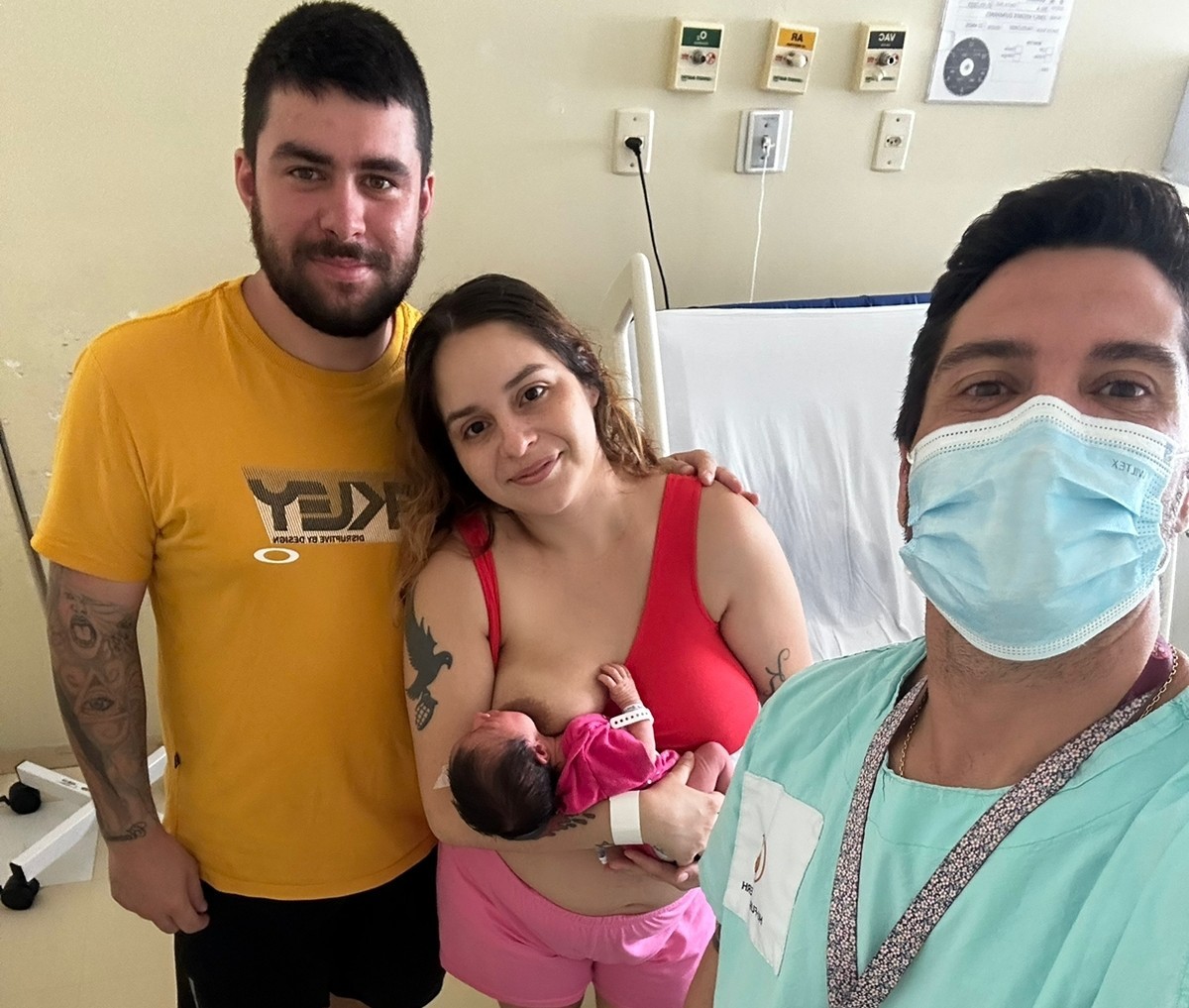 Médico rio-grandino Dr. Beto Santos faz o parto dos primeiros bebês de 2023 de Rio Grande e de São José do Norte