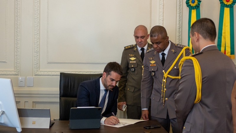 Eduardo Leite assina as primeiras medidas como governador 