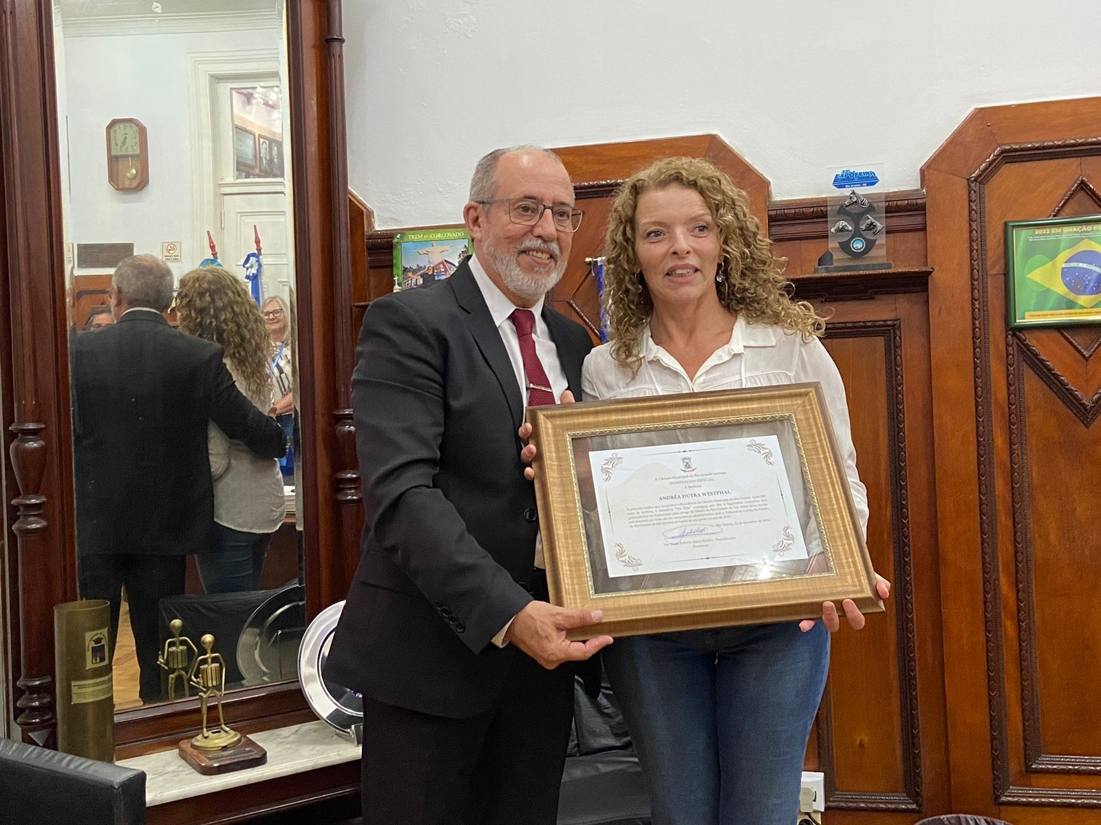 Câmara Municipal do Rio Grande homenageia ex-vereadora Tia Deia por ser a primeira mulher presidente da Casa Legislativa em 2019