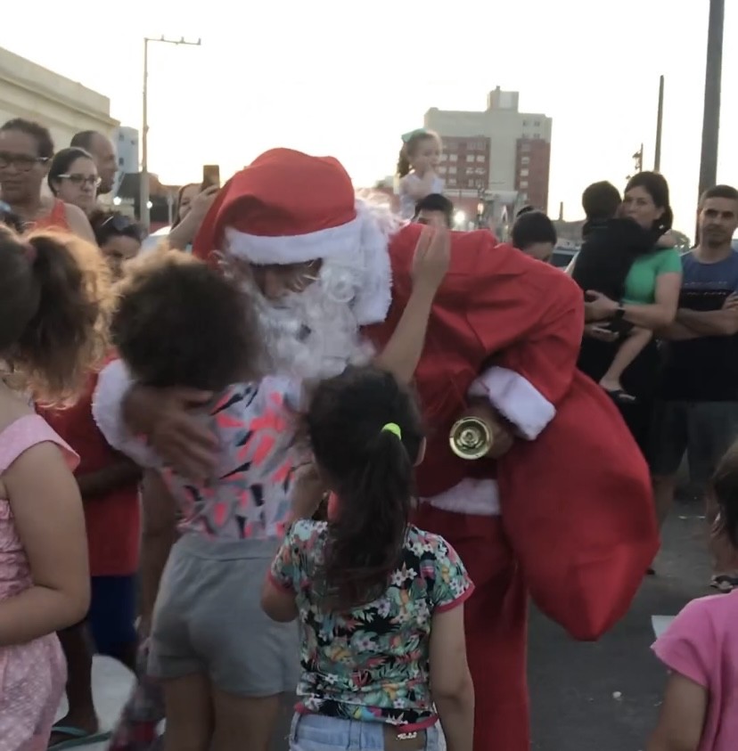 Chegada do Papai Noel marca a abertura do Ondas de Natal no Centro Histórico de Rio Grande