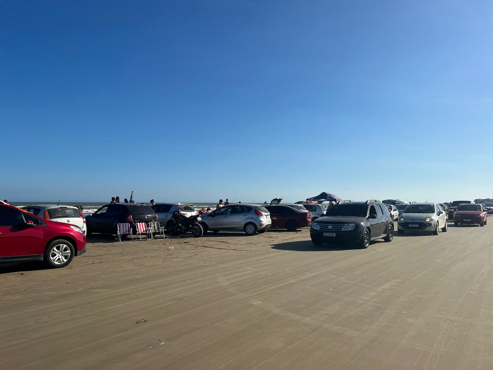 Altas temperaturas levaram milhares de pessoas para beira Praia do Cassino neste final de semana 