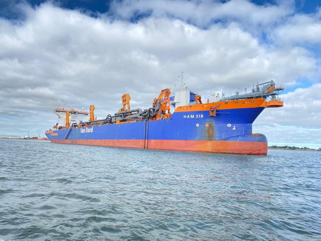 Diretoria da Portos RS faz visita a bordo da draga HAM 318
