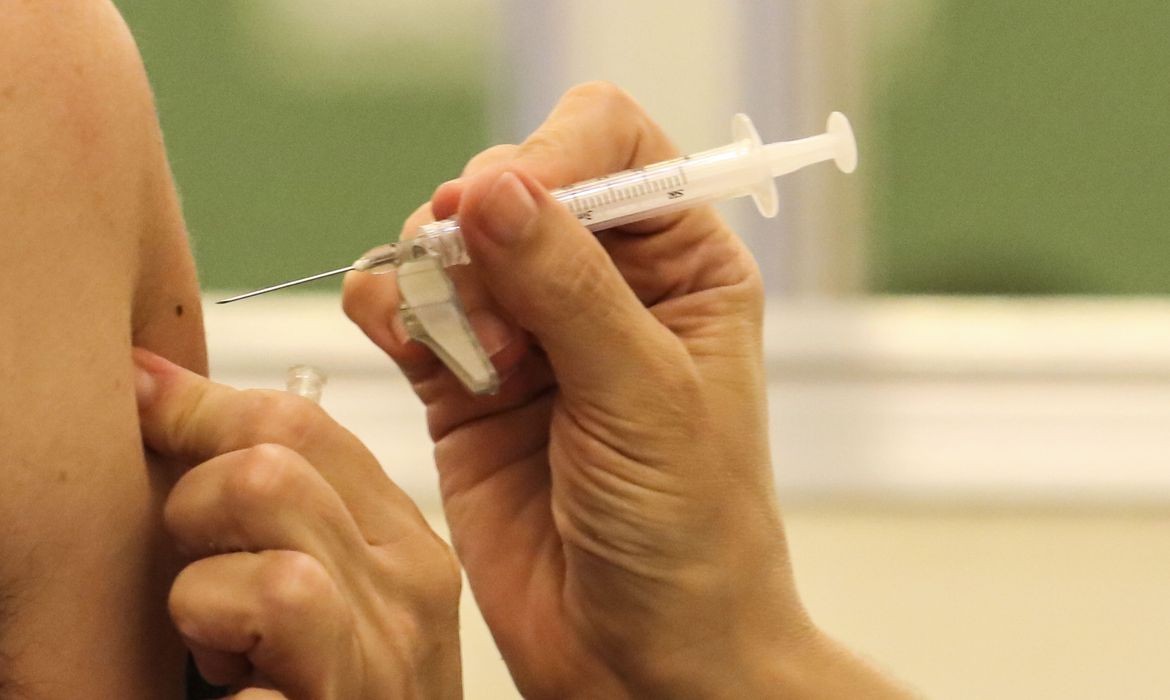 Brasil recebe primeiro lote de vacinas bivalentes contra Covid-19