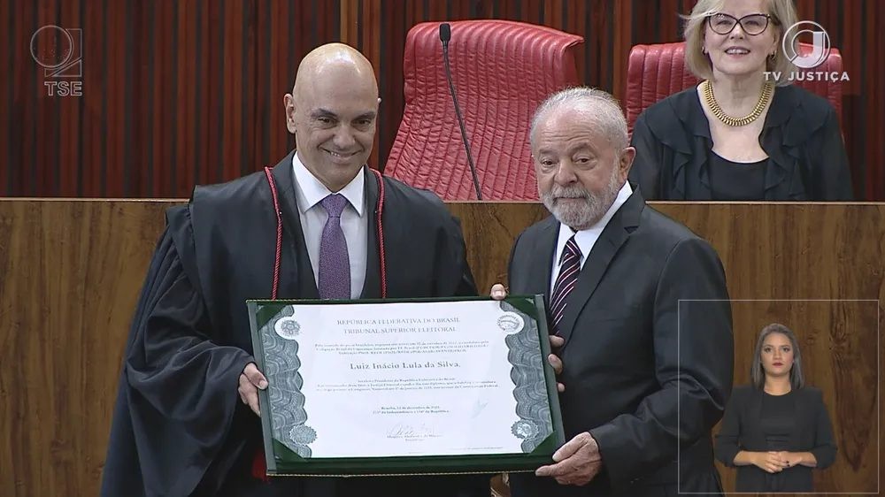 Lula é diplomado pelo Tribunal Superior Eleitoral, chora e diz que o povo reconquistou a democracia