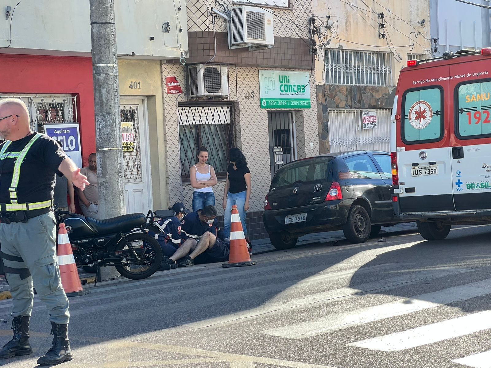 Homem fica ferido em acidente envolvendo carro e moto no centro de Rio Grande