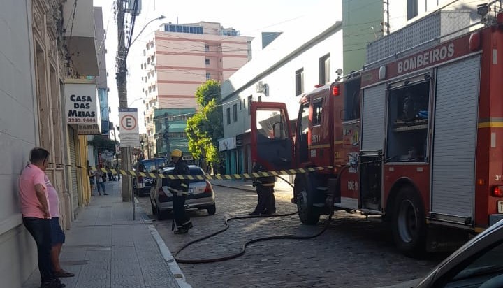 Corpo de Bombeiros atende à princípio de incêndio em veículo na rua Luiz Lorea, em Rio Grande