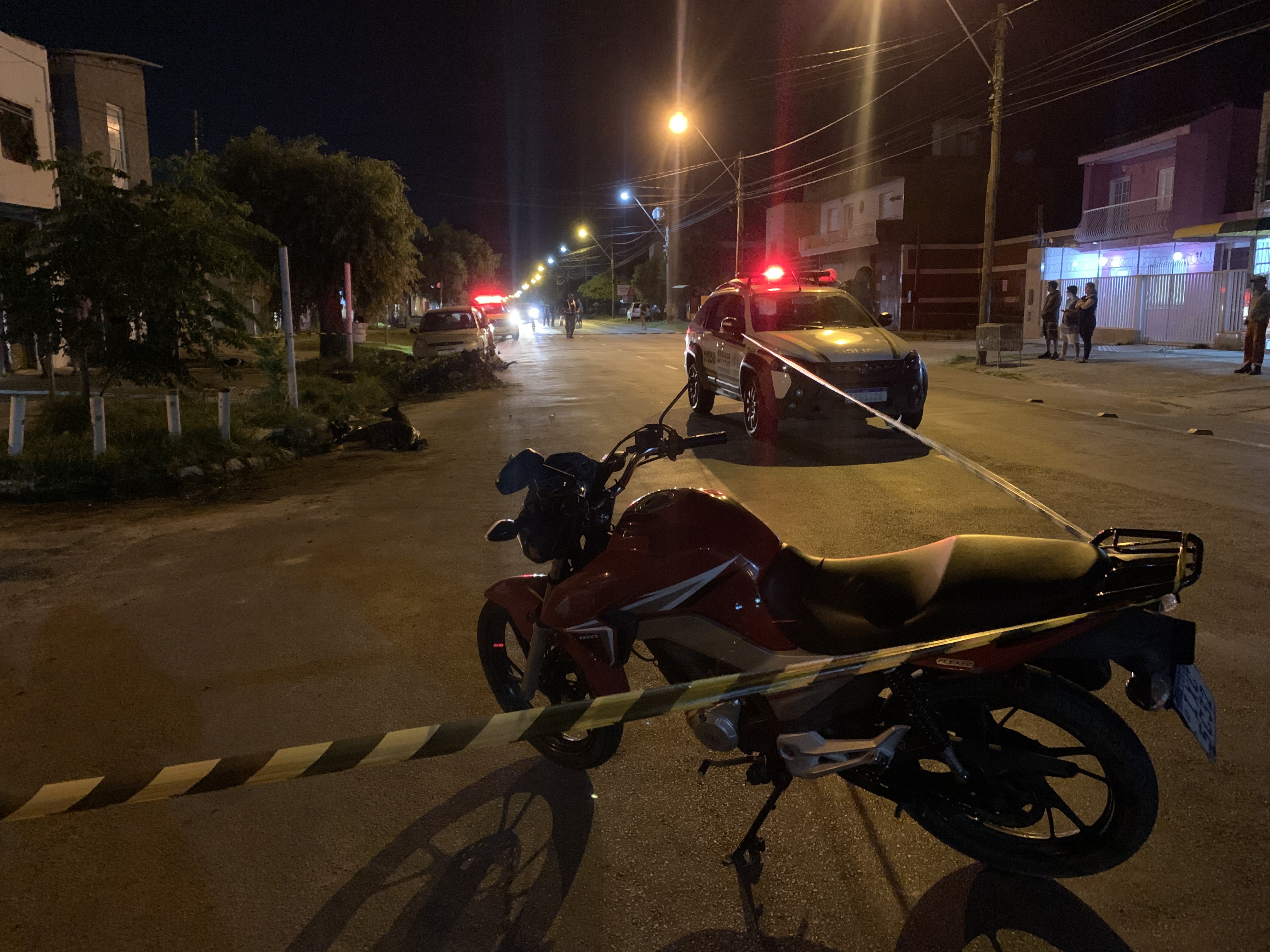 URGENTE: Pedestre morre após ser atropelado e motociclista fica em estado grave na Rua Jockey Club, em RG