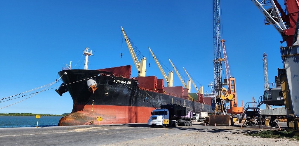 Porto do Rio Grande realiza embarques de arroz e celulose