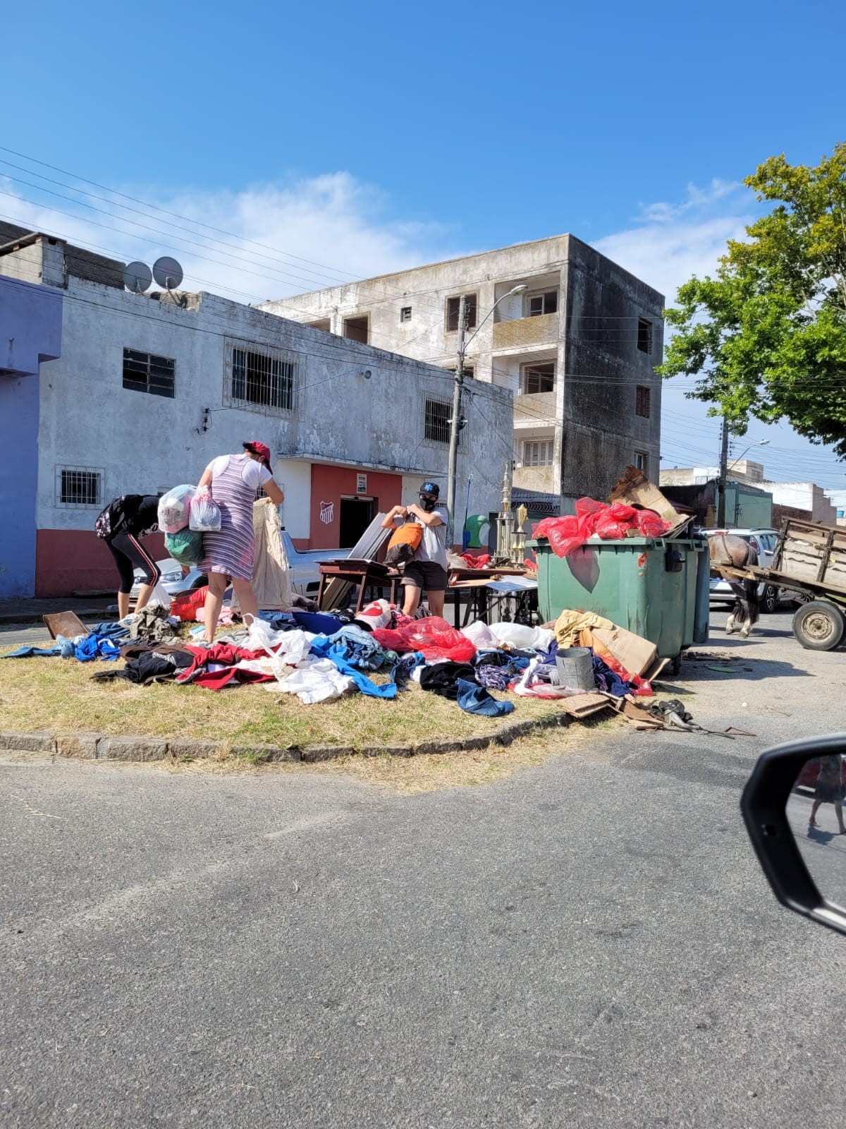 Tradicionais entidades rio-grandinas têm seus acervos jogados no lixo 