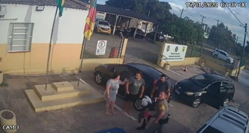 VÍDEO: Veja o momento em que policiais rodoviários salvam criança de dois anos, em Rio Grande