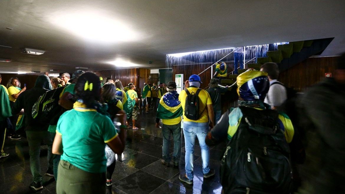 Mulher que teria financiado transporte e hospedagem de manifestantes radicais se entrega à PF no Rio