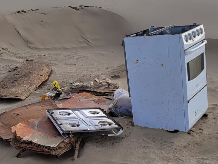 Secretaria do Cassino recolhe fogão e restos de móveis descartados na orla da praia