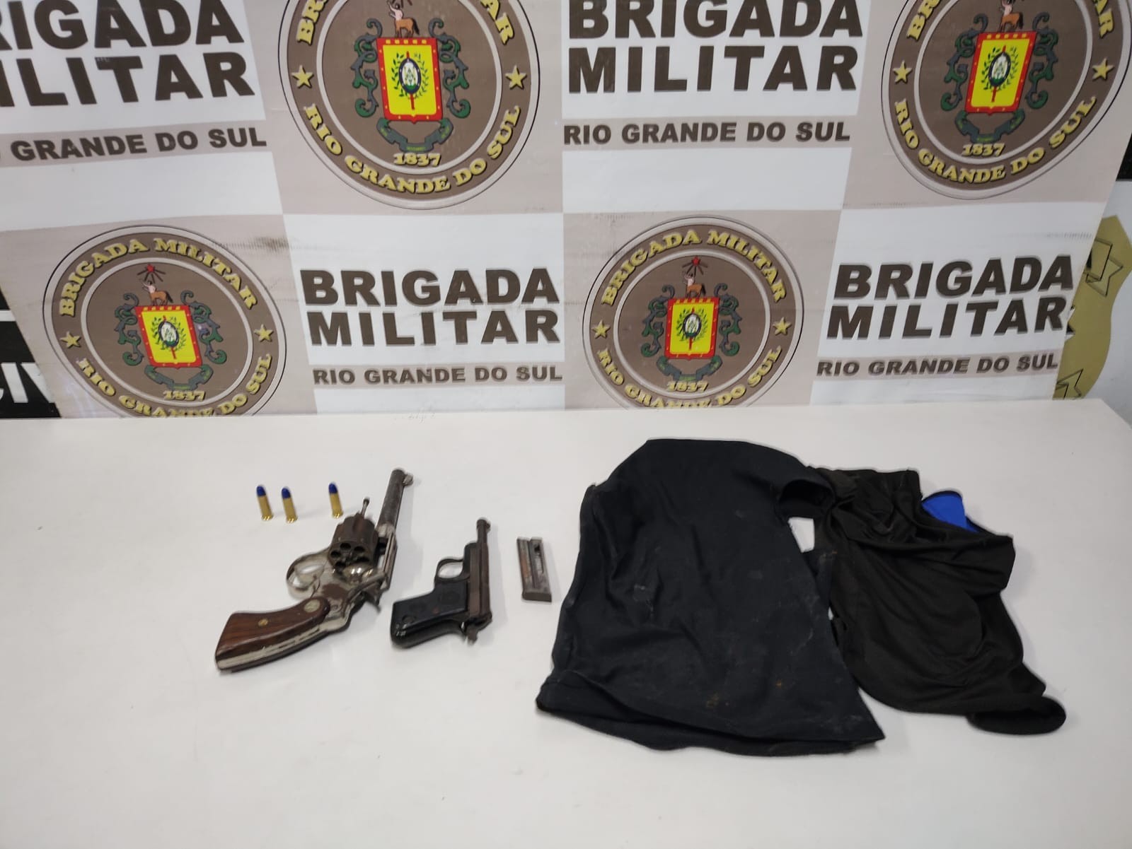 Homem foge da polícia com carro roubado, colide e é preso em seguida na Vila Militar