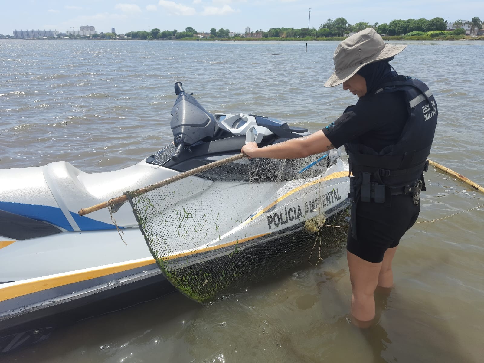 Patram e efetivo da Operação Golfinho apreendem redes de pesca que estavam em período proibido