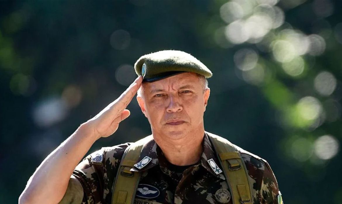 Lula demite comandante do Exército, o general Júlio César de Arruda
