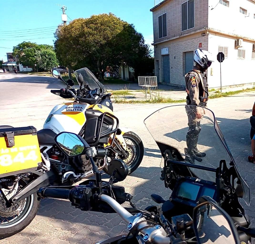 Comando Rodoviário de Rio Grande prende homem foragido da Justiça com drogas e sem CNH