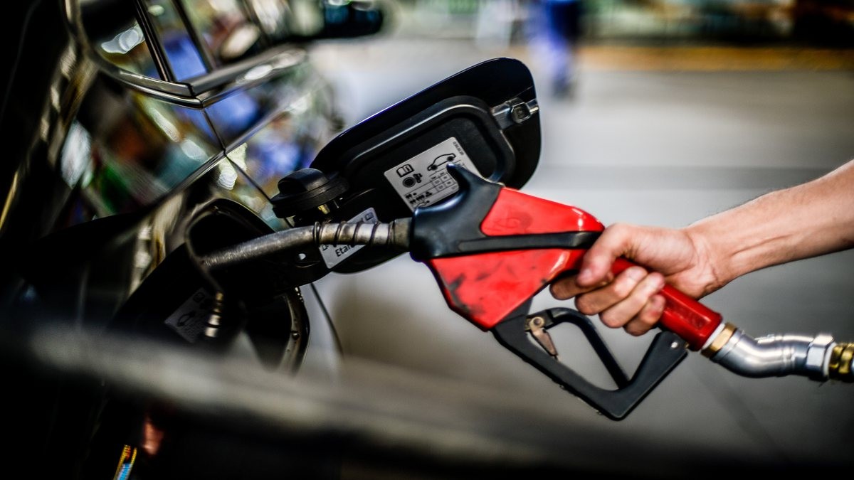 Preço da gasolina cai novamente e média fica abaixo de R$5,00