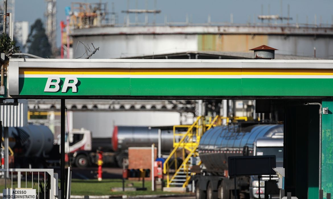 Gasolina terá aumento a partir de quarta-feira (25) em todo Brasil