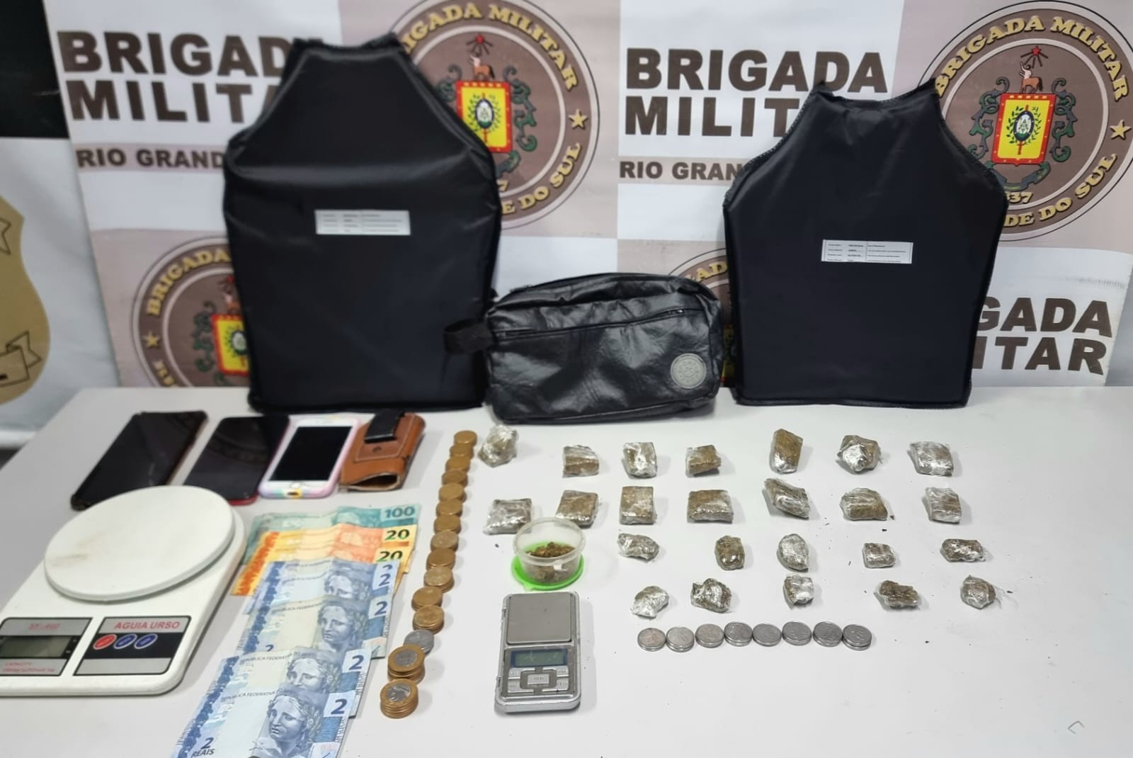 Homens são presos no Centro de Rio Grande por tráfico de drogas, porte ilegal de arma e direção perigosa: