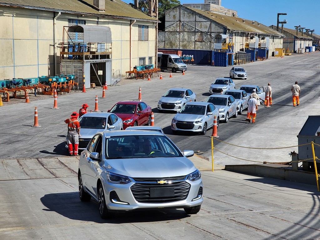 Porto do Rio Grande realiza primeiro embarque de veículos de 2023