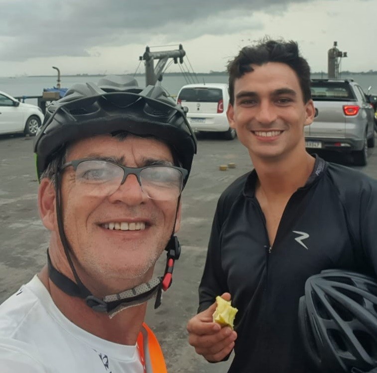 Pai e filho que irão pedalar de Itajaí até "fim do mundo" na Argentina fizeram parada em Rio Grande