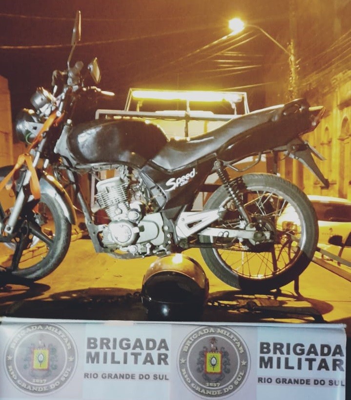 Brigada Militar apreende moto e prende homem por porte ilegal de arma de fogo no bairro São João