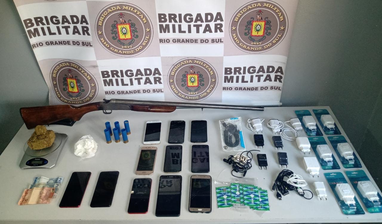 Homem e mulher são presos no bairro São João por posse de arma e tráfico de drogas