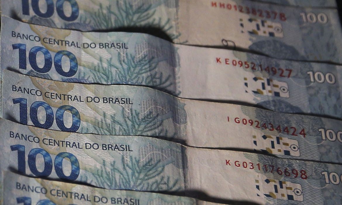 Impostos pagos por brasileiros em 2022 passaram de R$ 2,8 trilhões