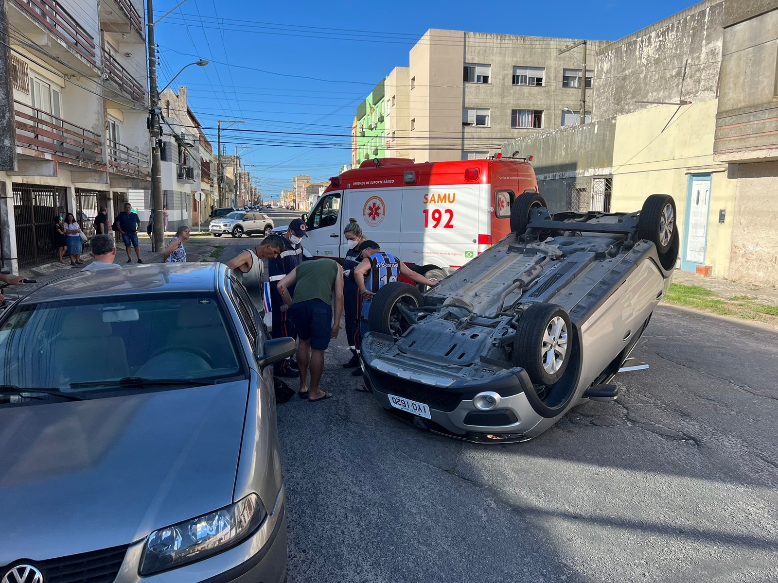 Carro capota e homem fica ferido em acidente no centro de Rio Grande
