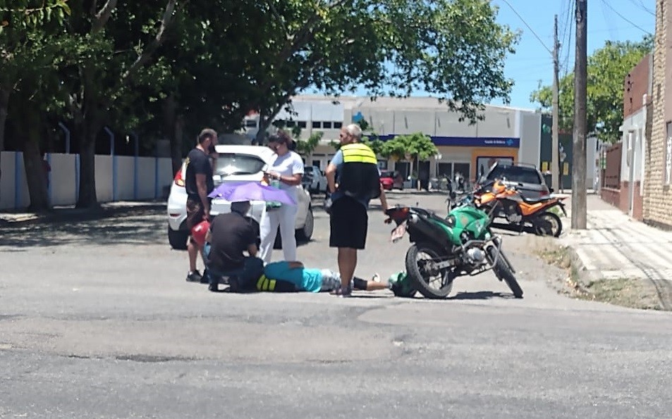 Acidente deixa duas pessoas feridas no Centro de Rio Grande