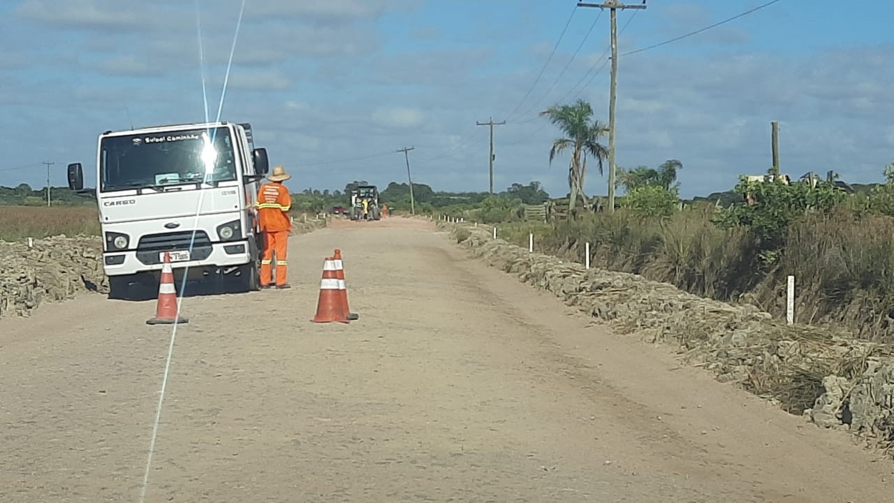 Obra de pavimentação entre as pontes das ilhas do Leonídio e Marinheiros está na fase de drenagem 