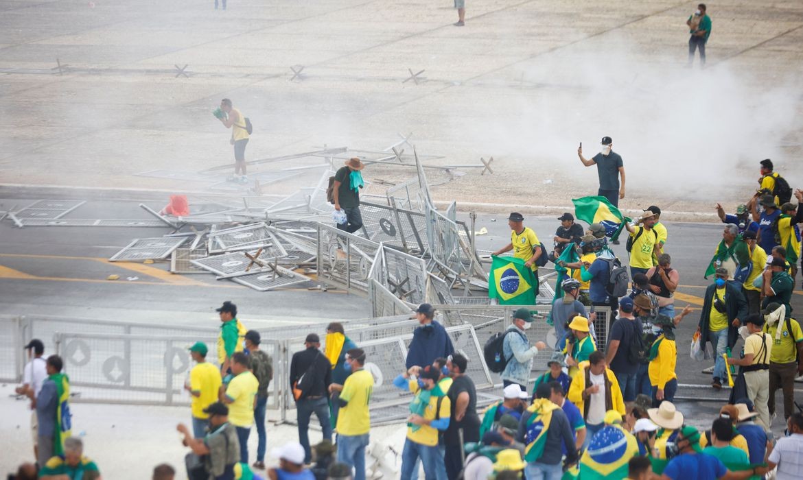 Manifestantes radicais invadem os três poderes em Brasília