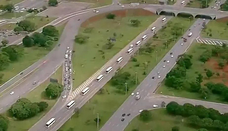 Mais de 1.200 pessoas são detidas por não cumprirem ordem de desmonte de acampamento em Brasília 
