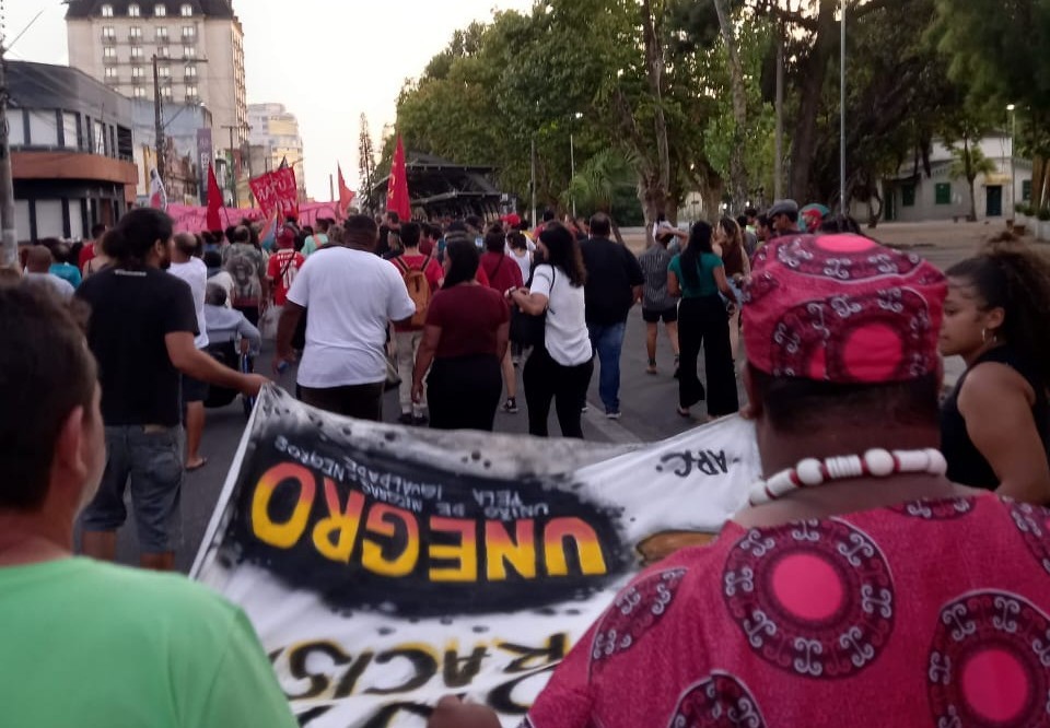 Manifestantes realizam ato a favor da democracia em Rio Grande 