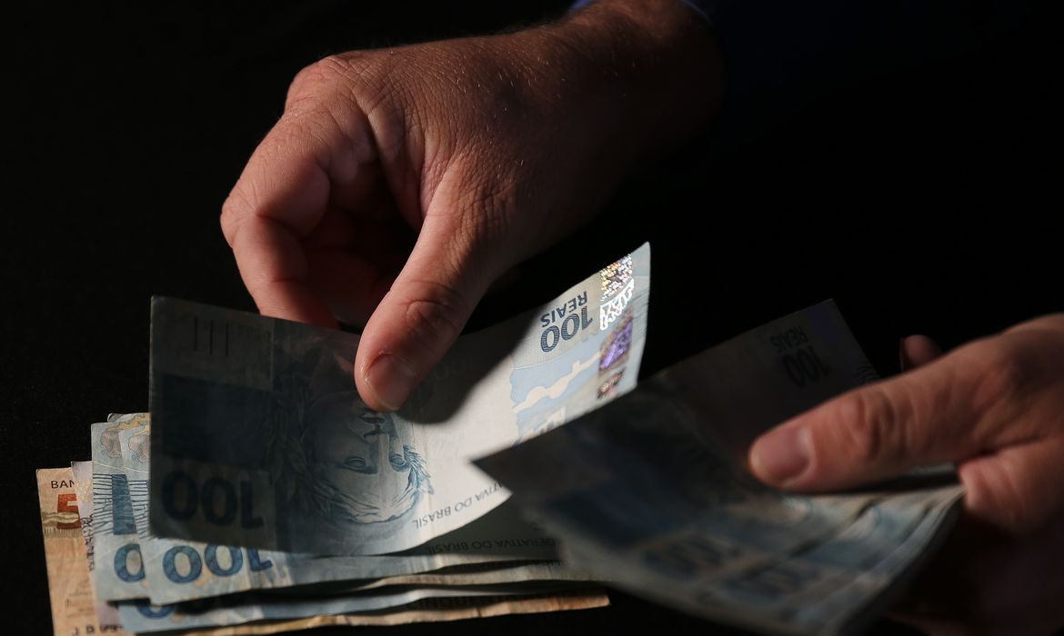 Salário mínimo deve aumentar para R$ 1.320 em maio, define governo