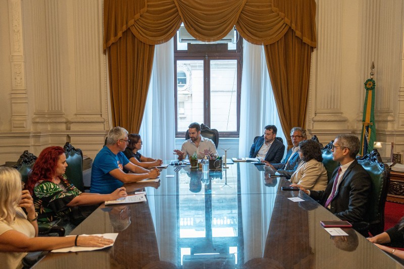 Cpers e governador Eduardo Leite discutem reajuste no piso do magistério 