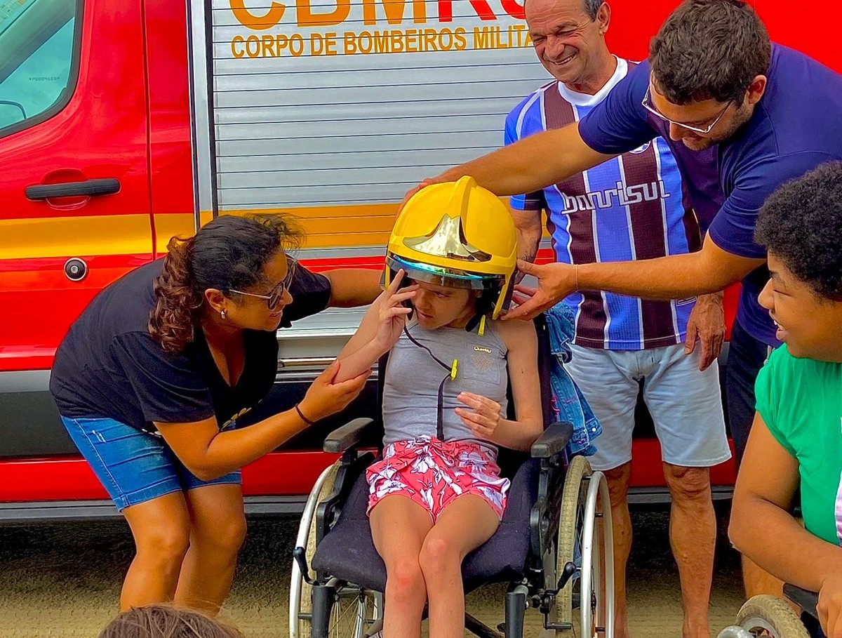 FOTOS : Alunos da APAE participarão de banhos inclusivos duas vezes por semana na Praia do Mar Grosso