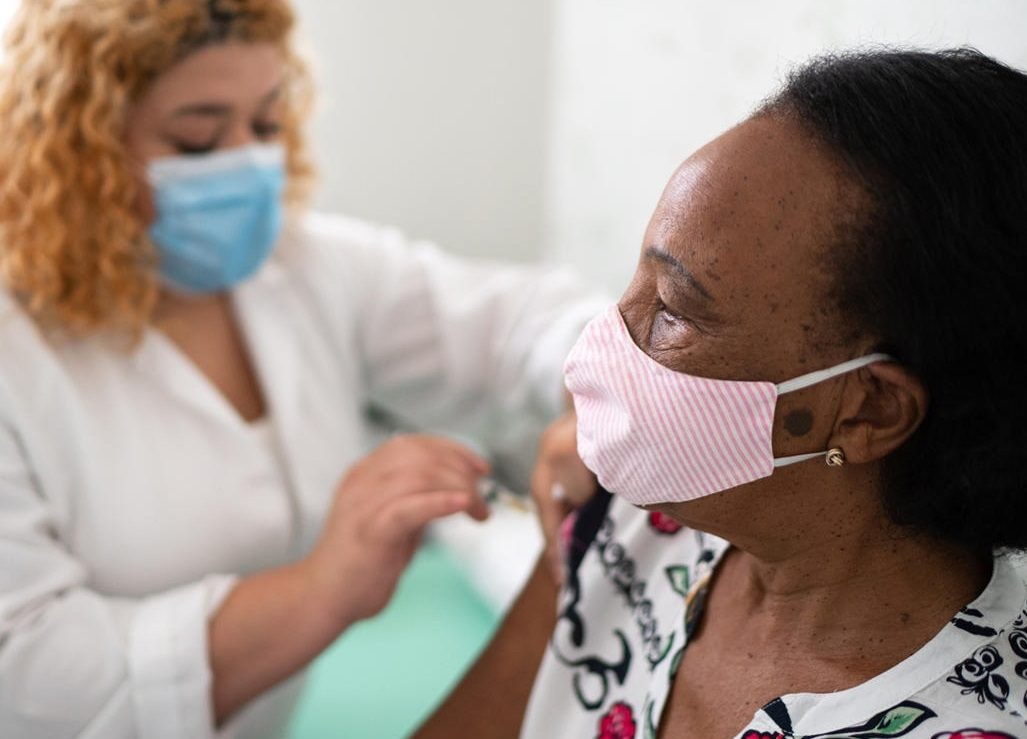SES autoriza aplicação da vacina bivalente aos gaúchos com 70 anos ou mais