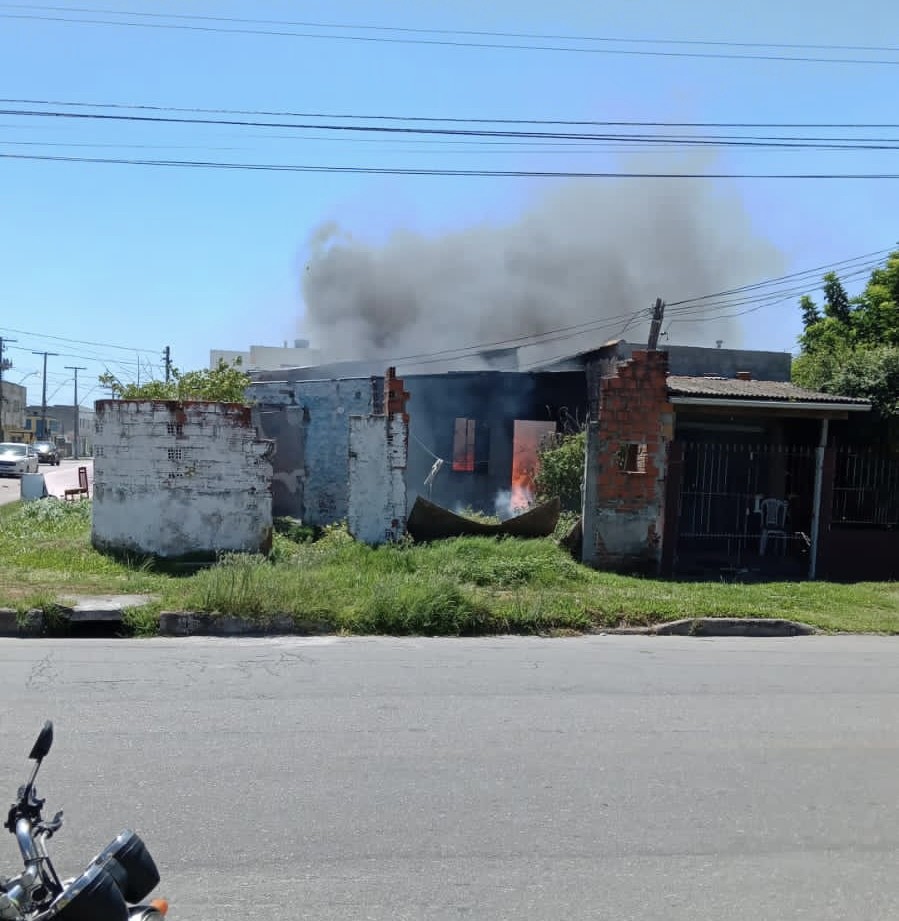 Casa pega fogo na Av. Pelotas, em Rio Grande