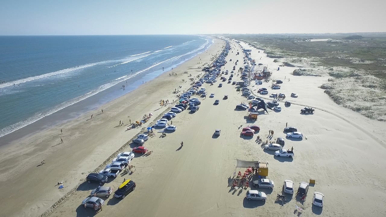 Operação RS Verão Total: Eduardo Leite participa de mutirão de serviços na Praia do Cassino na sexta-feira (24)