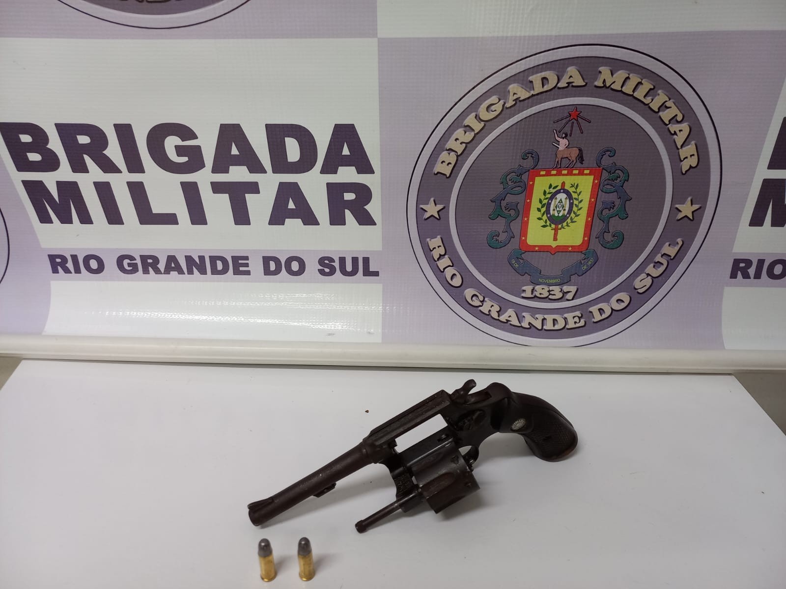 Homem é preso por porte ilegal de arma de fogo durante o Carnaval no Cassino 