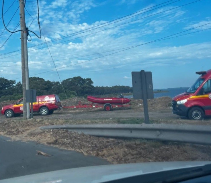 Bombeiros buscam homem que atirou-se da Ponte dos Franceses durante troca de tiros com a BM, em Rio Grande