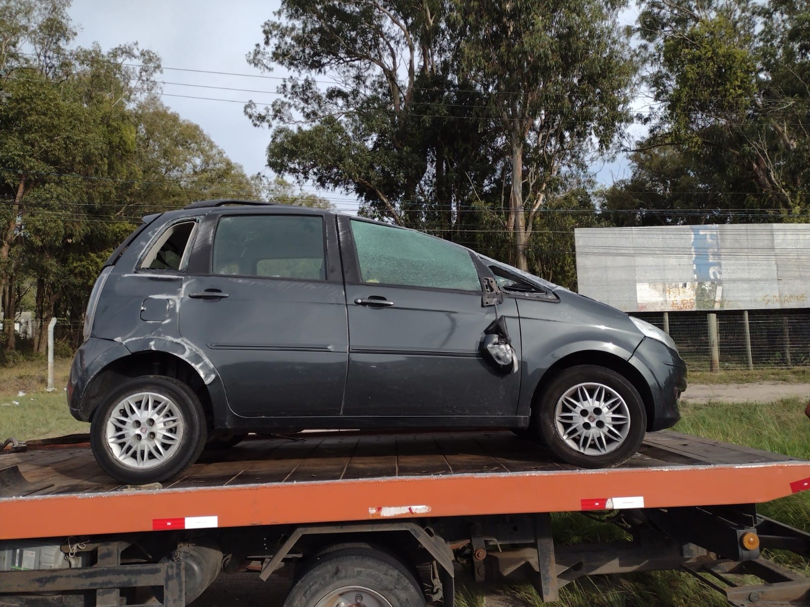 Carro perde controle e capota na ERS-734, em Rio Grande